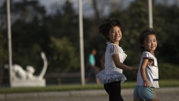 Dua anak kecil yang sedang bermain di camp International Children di Wonsan, Korea Selatan. (Foto: Eric Lafforgue)