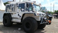 Ini mobilnya cuma 2.200 cc, kecil mesinnya, mesinnya Hyundai dari Rusia udah begini masuknya dalamnya dimodif jadi cuma 4 orang harusnya bisa 12 di dalam, kalau ini captain seat, jelas pengurus pusat Indonesia Off-Road Federation, Handito saat ditemui di arena IIMS PRJ Kemayoran, Jakarta. Foto: Dina Rayanti