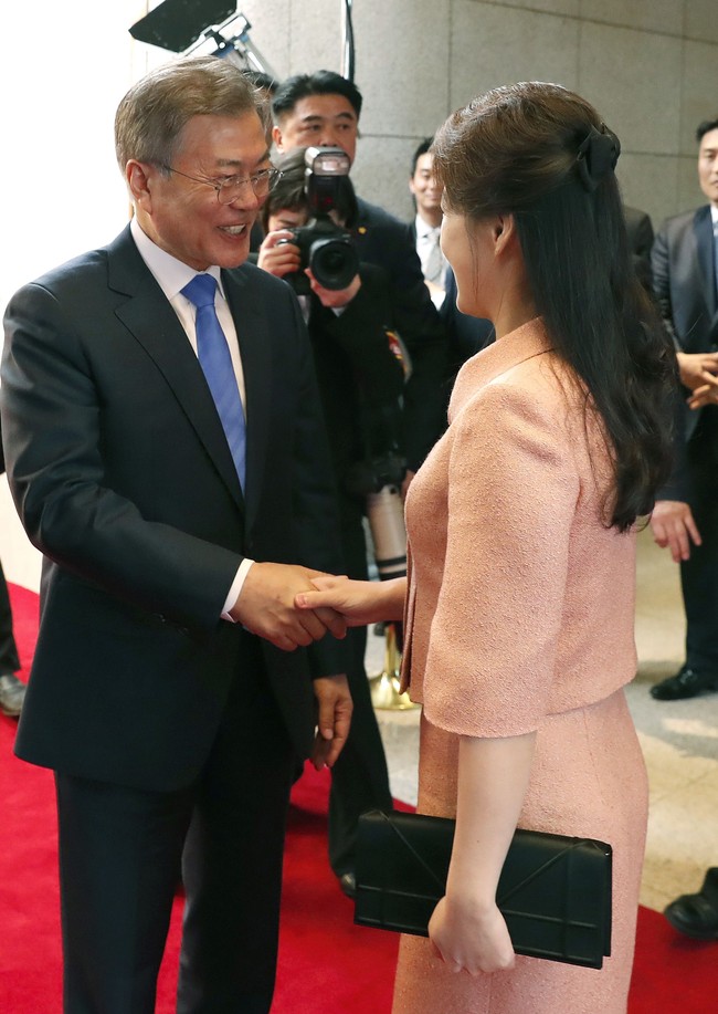 Momen bersejarah tersebut tentunya tak dilewatkan oleh Ibu Negara Korsel Kim Jung-sook dan Ibu Negara Korut Ri Sol-ju untuk tampil maksimal. Bukan sekadar unjuk gaya, penampilan mereka pun memberi pernyataan fashion tersendiri. Foto: Dok. Getty Images