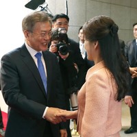 Momen bersejarah tersebut tentunya tak dilewatkan oleh Ibu Negara Korsel Kim Jung-sook dan Ibu Negara Korut Ri Sol-ju untuk tampil maksimal. Bukan sekadar unjuk gaya, penampilan mereka pun memberi pernyataan fashion tersendiri. Foto: Dok. Getty Images