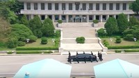 Bahkan untuk toilet saja, Kim kabarnya menyulap mobil Mercedes iring-iringan presiden menjadi toilet berjalan seperti dilansir Autoblog, Sabtu (28/4/2018). Foto: Screenshot Youtube Daily Mail