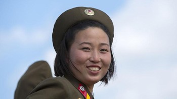 Senyum manis tentara perempuan di Menara Ide Juche, Pyongyang, Korea Utara. (Foto: Eric Lafforgue)