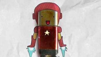 Ironman, menggunakan korek api besi sebagai kostumnya. (Foto: Nguyen Quang Huy)