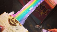 Mau roti bakar kekinian? Coba saja roti panggang isi keju mozzarella pelangi ini. Eits, jangan lupa difoto sebelum dinikmati ya! Foto: Istimewa