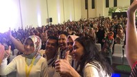 Dalam acara Kartini Millenials di De Tjolomadoe Solo, Menteri BUMN Rini Soemarno diminta selfie dengan para peserta. Foto: Dok. Kementerian BUMN