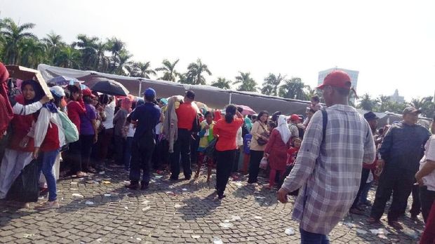 Warga Masih Terus Berdatangan ke Acara Bagi-bagi Sembako di Monas