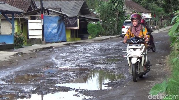 Jalan Menuju Lokasi Venue MTB Asian Games di Subang Rusak Parah