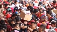  Warga yang terdiri dari anak-anak hingga orang dewasa telah memenuhi Lapangan Tugu Monas.