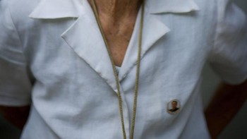 Meski sudah tua, wanita ini tetap memberikan senyum bahagia. (Foto: Eric Lafforgue)