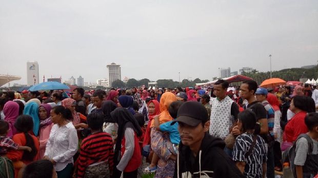 Cerita Warga Soal Kupon Bagi-bagi Sembako di Monas