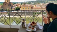 Saat berada di Florence, Italia, Gaby terlihat menikmati pemandangan ciamil sambil menyesap secangkir teh. Lengkap dengan beberapa kue. Terlihat anggun, ya. Foto: instagram @gabybakrie