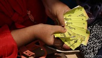 Sebelumnya warga yang datang telah mendapat kupon untuk ditukarkan.