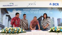 Direktur PT Bank Central Asia Tbk (BCA) Suwignyo Budiman (kanan) disaksikan oleh Presiden Direktur PT Astra Modern Land Wibowo Muljono (tengah) dan Direktur PT Astra Modern Land Panji Nurfirman (kiri) menandatangani perjanjian kerja sama perihal fasilitas pembiayaan Kredit Pemilikan Rumah (KPR) di Jakarta, Jumat (27/04/2018).