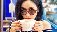 Gaby Bakrie merupakan anak dari perancang busana, Maarti Djorghi. Sepertinya ini latte kesukaannya. Karena ia beberapa kali mengunggah foto dirinya menyesap latte ini. Foto: instagram @gabybakrie