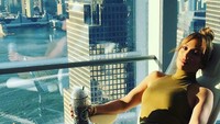 Keren ya cup Starbucks yang dipegang Jlo? Sepertinya cup ini tidak dijual bebas mengingat bentuknya yang eksklusif dan mewah dengan kilau menarik perhatian. Foto: Instagram jlo