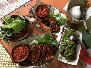 Yuk, Bersantai Sambil Makan Bersama Keluarga di 5 Restoran Lesehan Ini