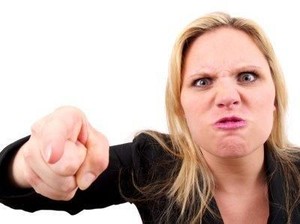 Kecewa dengan Paket yang Dibeli, Wanita Ini Pecahkan Kaca Jendela Gerai Cepat Saji