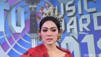 Di acara yang sama, Syahrini juga mengenakan gaun serba merah merona dan menggunakan headpiece.  Foto: Noel/ detikHOT