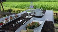 Waaah! Keren ya makan di restoran yang pinggirnya dipenuhi hamparan sawah padi hijau. Bikin mata hijau dan pikiran tenang nih. Foto: Instagram @randpunk