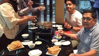 Candle light dinner bersama Dimas Seto. Waaah mesranya dengan ditemani semilir angin malam yang cukup dingin. Foto: Instagram @dimasseto_1