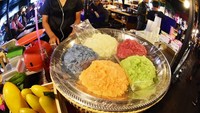 Khao Niao Mamuang tak ketinggalan ada di pasar malam ini. Ketannya dibuat warna-warni sehingga tampilannya cantik. Foto: Istimewa