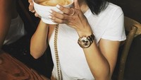 Mantan model kelahiran 28 Januari 1973 ini terlihat awet muda. Lihat saja gayanya menyesap secangkir besar kopi latte itu. Seperti gaya anak muda jaman now, kan?  Foto: instagram @gabybakrie