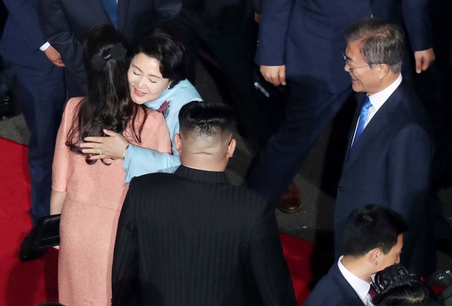 Sentuhan elegan juga hadir lewat hair-do yang simpel namun berkelas dengan aksen pita. Foto: Reuters