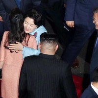 Sentuhan elegan juga hadir lewat hair-do yang simpel namun berkelas dengan aksen pita. Foto: Reuters