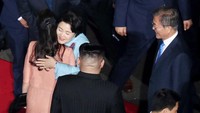 Kedua Ibu Negara berpelukan hangat dalam seremoni perpisahan dengan disaksikan suami-suami mereka (Foto: Reuters)