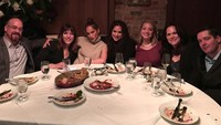 Merayakan ulang tahun salah satu keluarganya, Jlo tampak menikmati makan malam privat. Wah, seru ya! Foto: Instagram jlo