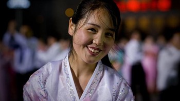 Bahkan jika mereka menderita karena kurangnya kebebasan dan keditatoran, namun mereka masih memiliki sifat bahagaia dalam hidup mereka, ujar Eric. (Foto: Eric Lafforgue)