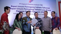 Dirut PT Impack Pratama Industri Tbk Haryanto Tjiptodiharjo (keempat kiri), bersama (dari kiri) Direktur Paulus Allend Wibowo, Direktur Lindawati, Direktur David Herman Liasdanu, Komisaris Cornelius Wielim Pranata, Direktur Nga Seg Min dan Direktur Janto Salim, berbincang sebelum Rapat Umum Pemegang Saham Tahunan, di Jakarta, Jumat (27/4). 