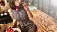 Mantan model ini bernama asli Gaby Dianne Djorghi. Walau sudah berusia 45 tahun, badannya masih sangat ramping. Padahal ia sening memakan dessert manis dan kopi. Salah satunya tiga tumpuk pancake bertopping strawberry dan blueberry ini. Foto: instagram @gabybakrie