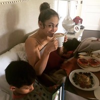 Aku belum pernah memakai Botox sampai saat ini. Aku bukan tipikal orang seperti itu, kata J.Lo dalam sebuah wawancara untuk mempromosikan peluncuran produk kosmetiknya baru-baru ini, seperti dikutip New York Post. Di Instagram, ia kerap membagikan foto-foto momen dirinya tampil dengan wajah segar yang makeup free alias tanpa pulasan riasan. (Foto: Instagram/@jlo)