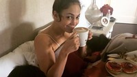 Lagi-lagi minum kopi, kali ini Jlo menikmatinya di atas tempat tidur. Lengkap ditemani dua buah hatiya dan pancake buah berry. Duh nikmat! Foto: Instagram jlo