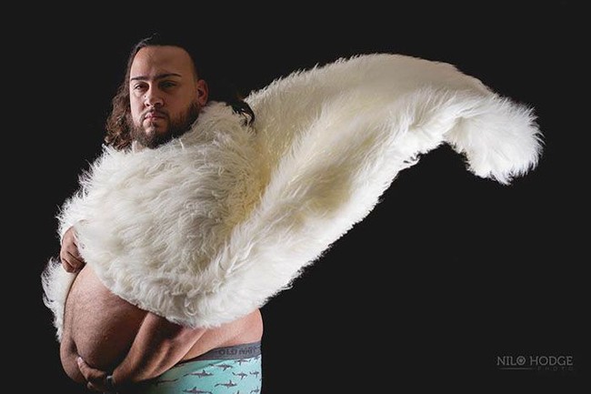 Bahkan Chris mengikuti busana yang biasa dipakai wanita ketika foto maternity, dalam fotonya. Foto: Dok. Unilad