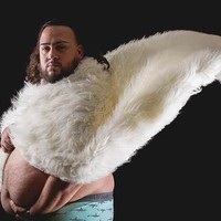 Bahkan Chris mengikuti busana yang biasa dipakai wanita ketika foto maternity, dalam fotonya. Foto: Dok. Unilad