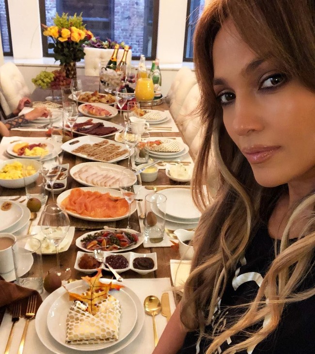 Selain olahraga tentu J-Lo mengimbangi gaya hidup sehatnya dengan menjaga pola makan. Ia pun tidak membiarkan camilan kurang sehat menggangu dietnya. Kepada Hello ia mengaku lebih memilih makanan berprotein saat ingin ngemil sehingga benar-benar kenyang.  Foto: Instagram jlo