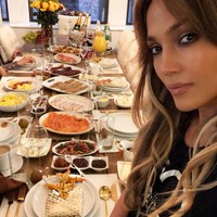 Selain olahraga tentu J-Lo mengimbangi gaya hidup sehatnya dengan menjaga pola makan. Ia pun tidak membiarkan camilan kurang sehat menggangu dietnya. Kepada Hello ia mengaku lebih memilih makanan berprotein saat ingin ngemil sehingga benar-benar kenyang.  Foto: Instagram jlo