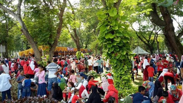 Warga Serbu Acara Bagi-bagi Sembako di Monas