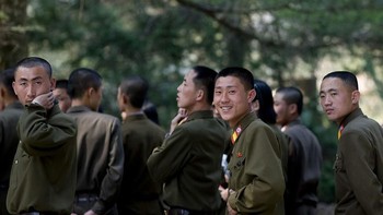 Tak mudah bagi Eric untuk mengambil foto-foto karena pemandu wisata selalu mengikutinya untuk mencegah mengambil fot0-foto terlarang. (Foto: Eric Lafforgue)
