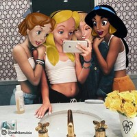 Putri Disney sama seperti kita, suka selfie di kamar mandi yang bagus. Foto: Dok. Instagram/Andhika Muksin