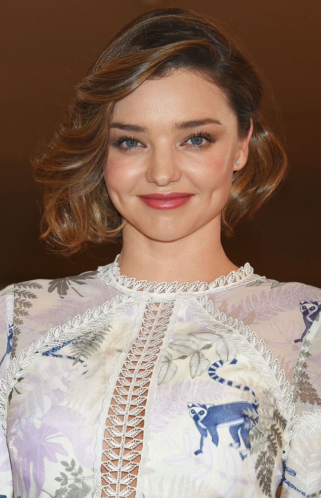  Miranda Kerr mengaku selalu memulai hari dengan minum jus seledri segar yang dibuatnya sendiri di rumah. Foto: Getty Images