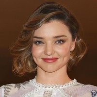  Miranda Kerr mengaku selalu memulai hari dengan minum jus seledri segar yang dibuatnya sendiri di rumah. Foto: Getty Images