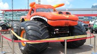Monster truk yang didatangkan langsung oleh PT Dyandra Promosindo, penyelenggara IIMS 2018 dari Amerika Serikat (AS) ini mejeng di area outdoor JIExpo, Kemayoran, Jakarta yakni Wheel of Giant bersama Indonesia Offroad Federation (IOF). Foto: Dina Rayanti