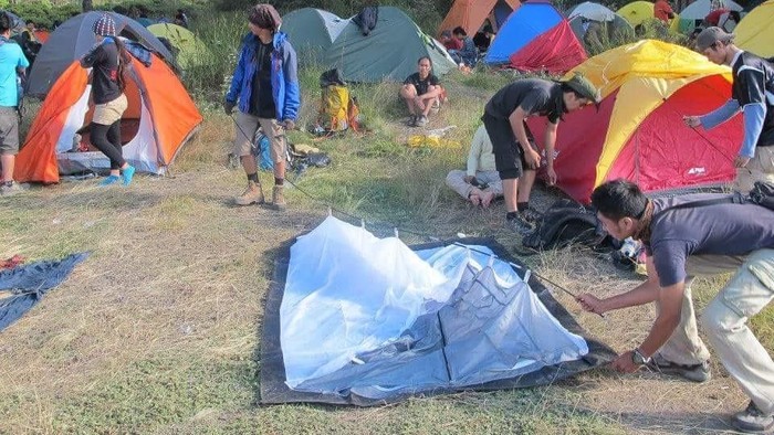 Raup Omzet Jutaan Dari Bisnis Penyewaan Alat Mendaki Gunung