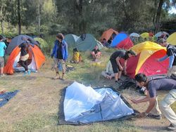 Raup Omzet Jutaan dari Bisnis Penyewaan Alat Mendaki Gunung
