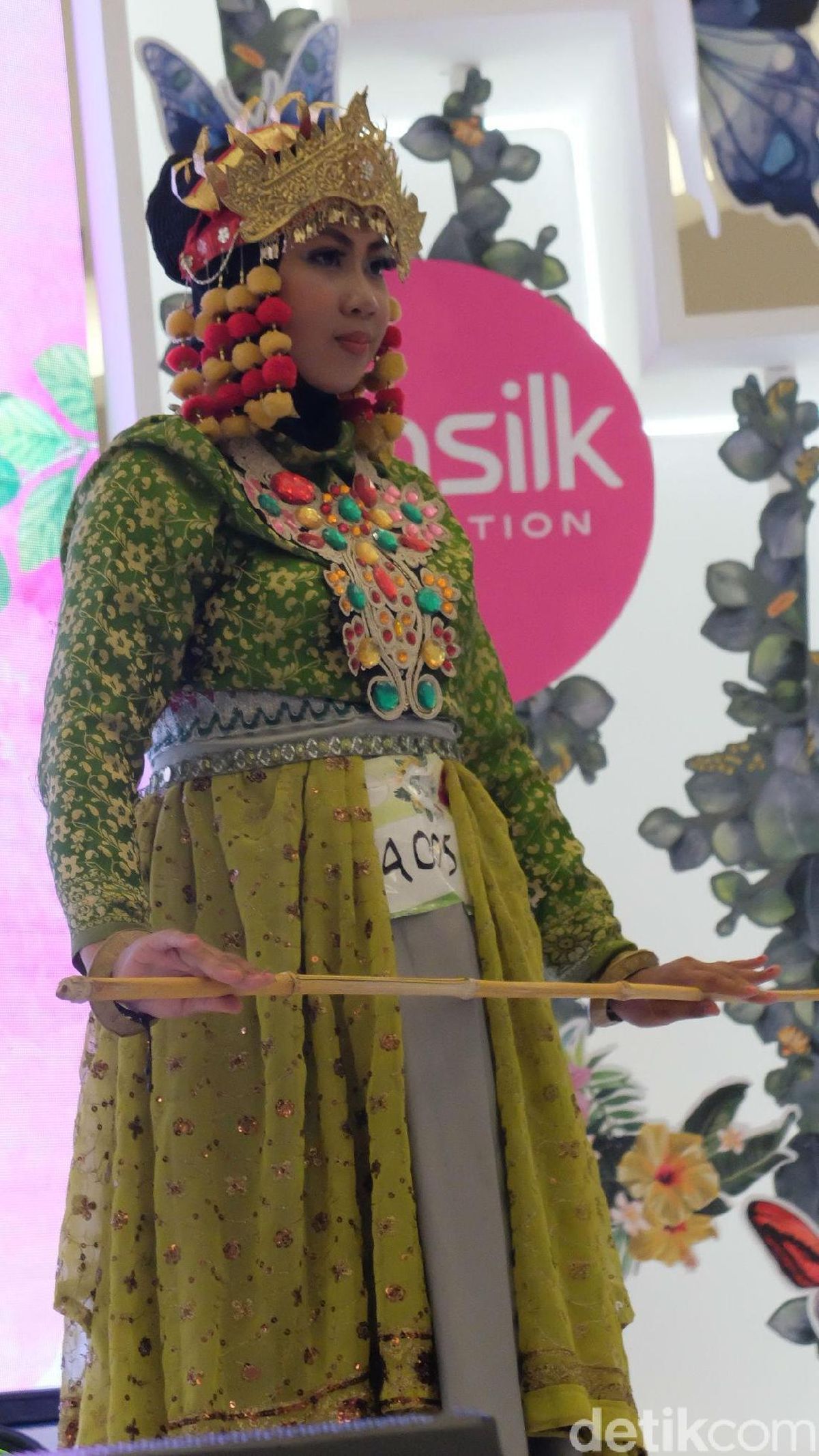 Tailand trans jinsiy aloqa video Toq sariq rangli mayo kiygan qizlar