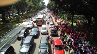 Kendaraan melaju sangat pelan. Selain karena menjelang lampu merah, juga banyak warga yang menyeberang di dekat Bundaran Patung Kuda (Foto: Matius Alfons/detikcom)