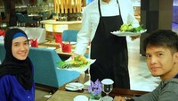 Suka jalan-jalan, kali ini Dhini dan Dimas mengexplore Lombok lalu menikmati sajian nikmat buatan seorang chef. Foto: Instagram @dimasseto_1
